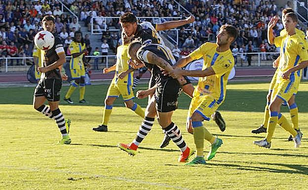 Una acción del partido de la primera vuelta en LasPistas entre Unionistas y la Arandina con remate de cabeza del capitán Chamorro.