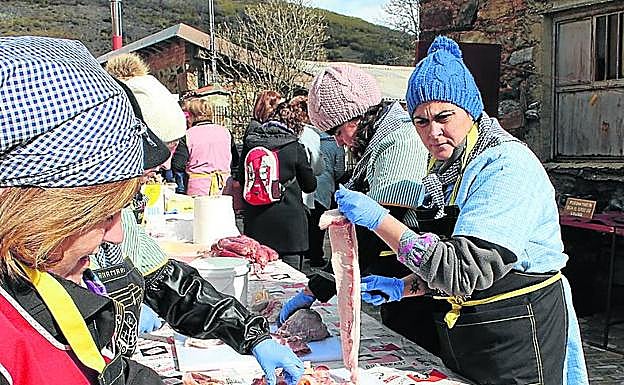 Las mujeres preparan la carne en la localidad. 
