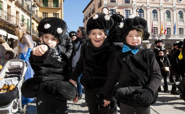 Tres niños disfrazados de hormigas, en la Plaza Mayor. 