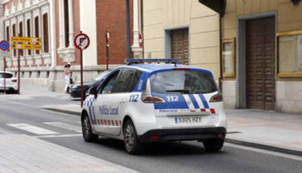 Coche de la Policía Local por la calle Burgos. 
