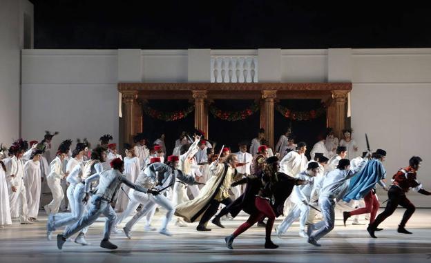Una de las escena de la ópera 'Romeo y Julieta', con el escenario lleno de figurantes. 