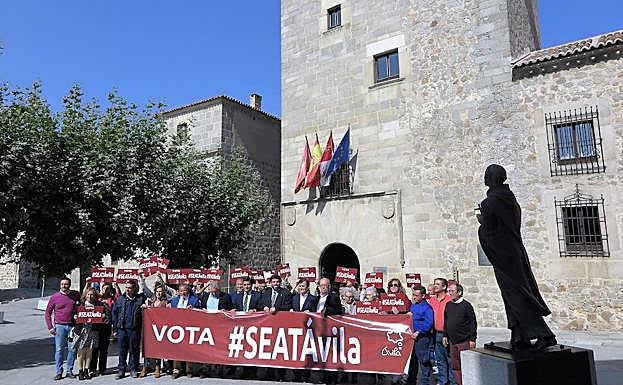 Concentracion para que el 4x4 de Seat llevara el nombre de Ávila.