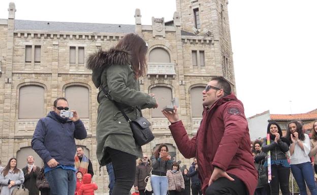 Pedida de mano en la plaza de la Catedral de León.