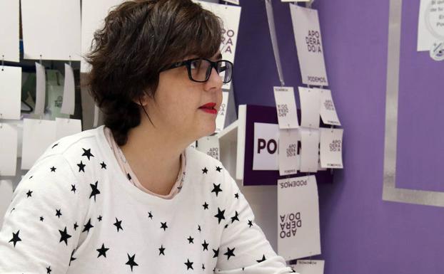 La procuradora de Podemos por Segovia, Natalia del Barrio, este lunes, en la comparecencia ofrecida en al sede del partido en la ciudad. 