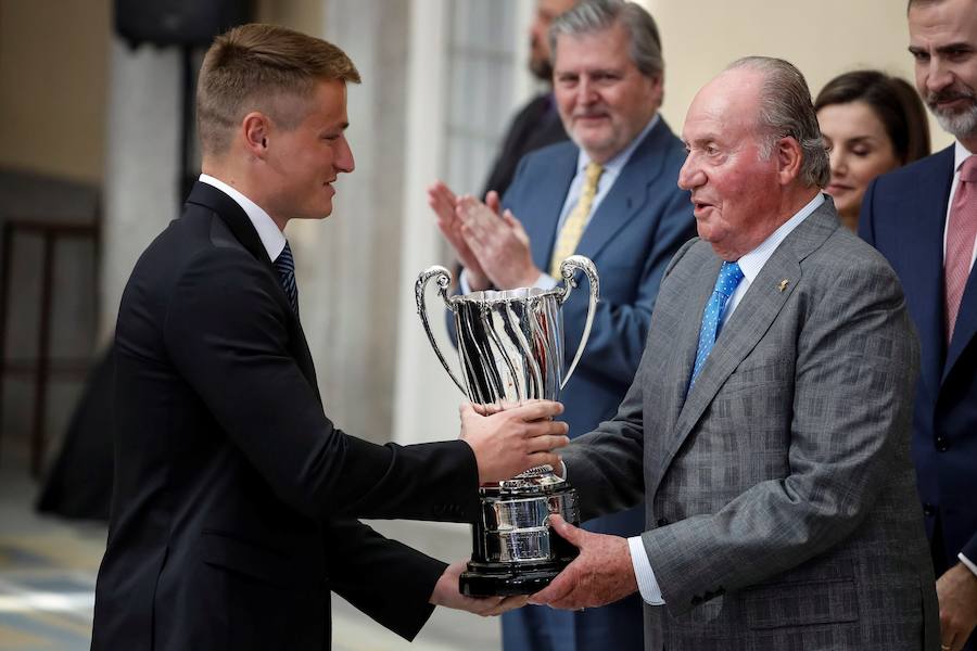 El piragüista Marcus Cooper Walz, campeón olímpico (K1 1000 metros), recibe de manos del Rey emérito Juan Carlos el premio como deportista revelación.