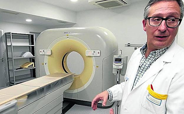 Javier Rodríguez Recio explica, ayer, las prestaciones del nuevo TAC incorporado al centro sanitario. 