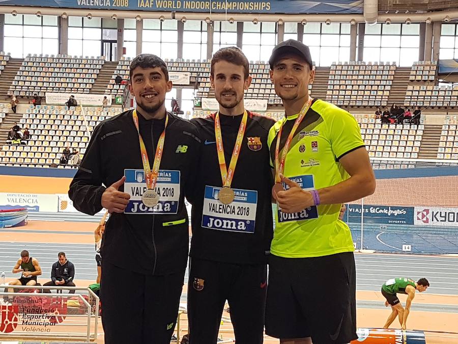 Álvaro de Arriba, en el centro del podio del Nacional como campeón de 800 metros junto a Saúl Ordóñez y Daniel Andújar. 