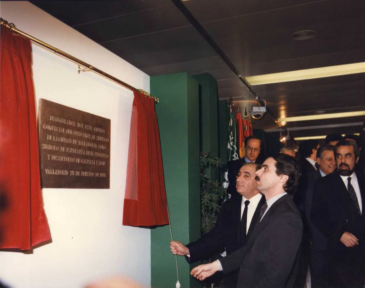 José María Aznar e Isidoro Álvarez descubren placa inaugural.