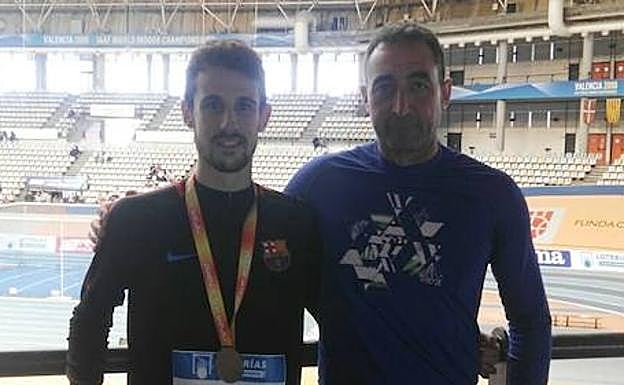 Álvaro de Arriba, junto a su entrenador Juan Carlos Fuentes tras lograr el oro en el reciente Campeonato de España de pista cubierta en Valencia. 