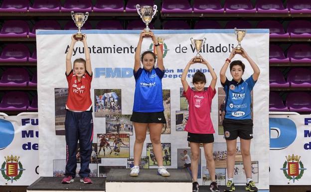 Ángela Rodríguez, segunda por la derecha, en el podio. 