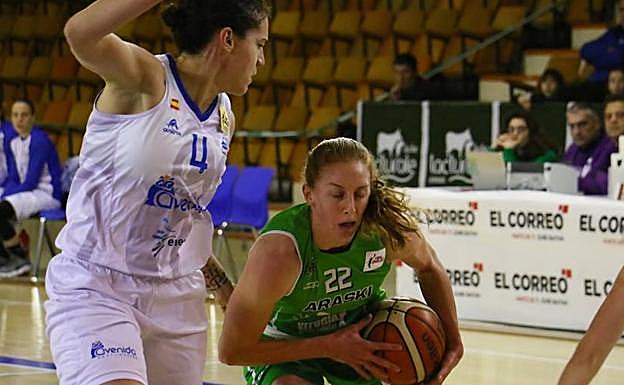 Laura Nicholls presiona a Marta Tudanca, de Araski, hoy. 