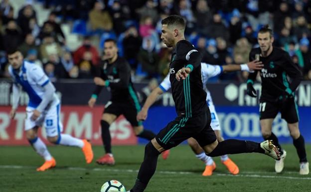 Sergio Ramos lanza el penalti para el tercer gol del Real Madrid. 