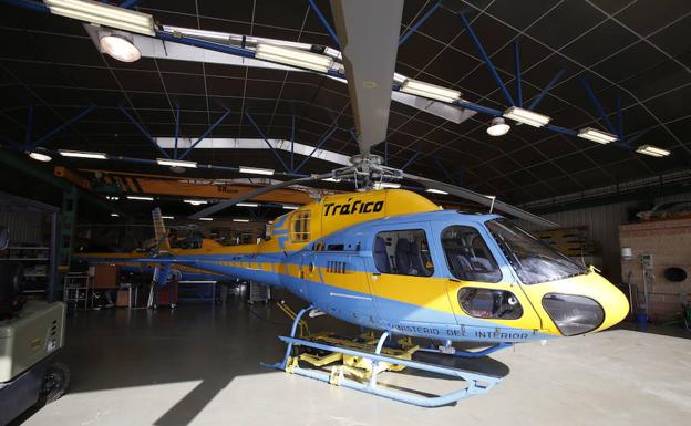Helicóptero de la DGT con el dispositivo de vigilancia Pegasus.
