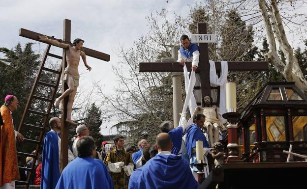 El acto del Descendimiento en el campo de San Francisco en la procesión del Santo Entierro. 