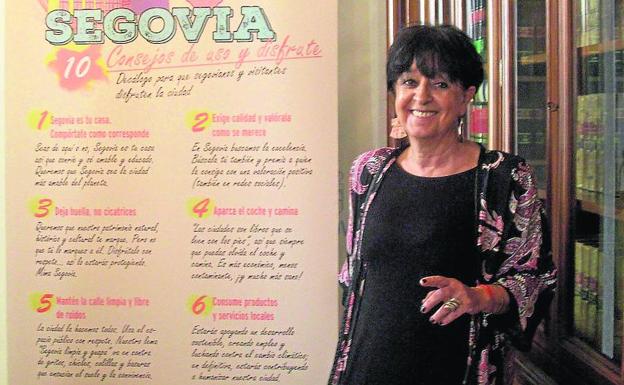 Claudia de Santos posa junto a un cartel en el que figuran los diez consejos. 