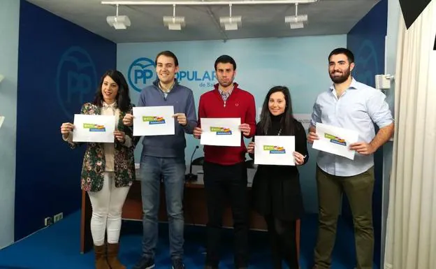 Ángel Fernández Silva junto a otros integrantes de Nuevas Generaciones de Salamanca. 