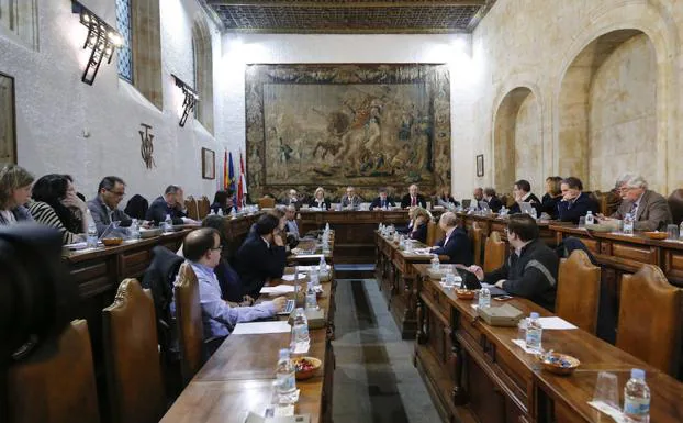 Autoridades universitarias reunidas en un Consejo de Gobierno.