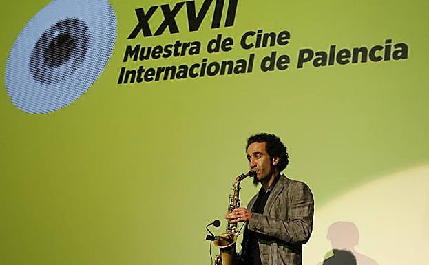 El saxofonista César Tejero interpreta 'Más cine, por favor' durante la inauguración de la muestra. 