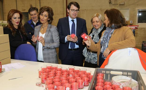 Alfonso Fernández Mañueco, acompañado de Silvia Clemente, Francisco Vázquez y Paloma Sanz, ayer, con dos directivas de la empresa Ambientair, durante la visita que hizo a las instalaciones que la compañía segoviana tiene en el polígono industrial de Valverde del Majano. 