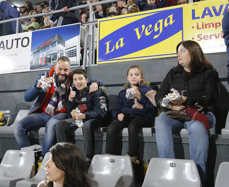 Fotos: La afición palentina llena el pabellón en su reestreno