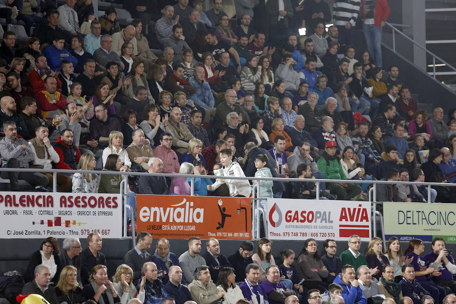 Fotos: La afición palentina llena el pabellón en su reestreno