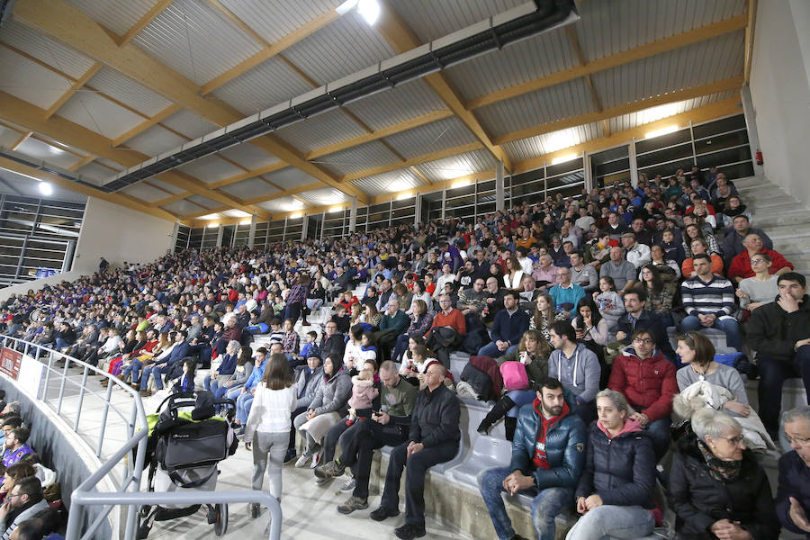 Fotos: La afición palentina llena el pabellón en su reestreno