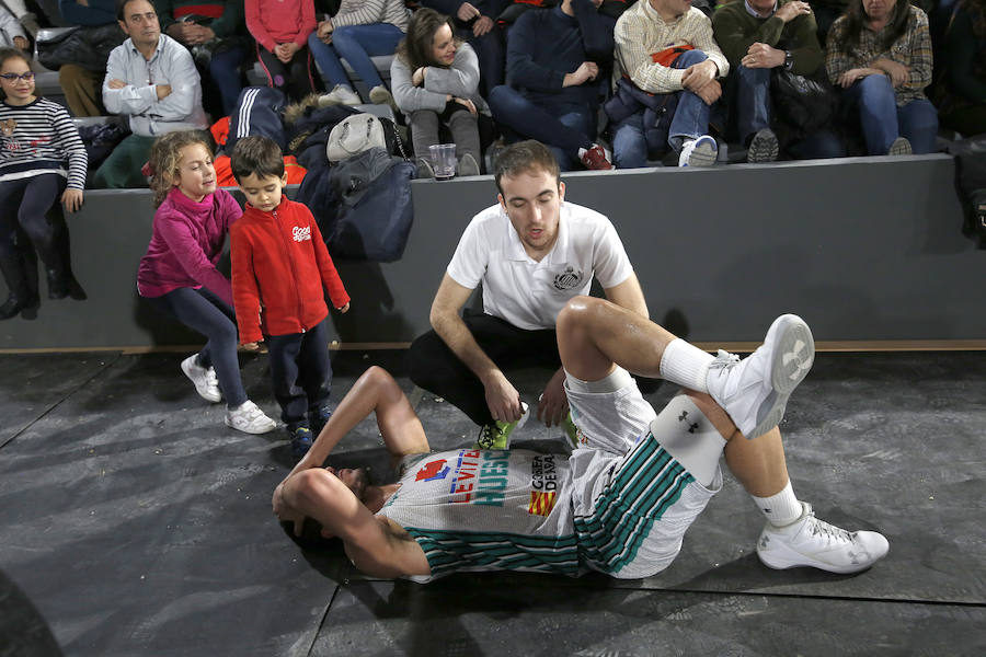 Fotos: La afición palentina llena el pabellón en su reestreno