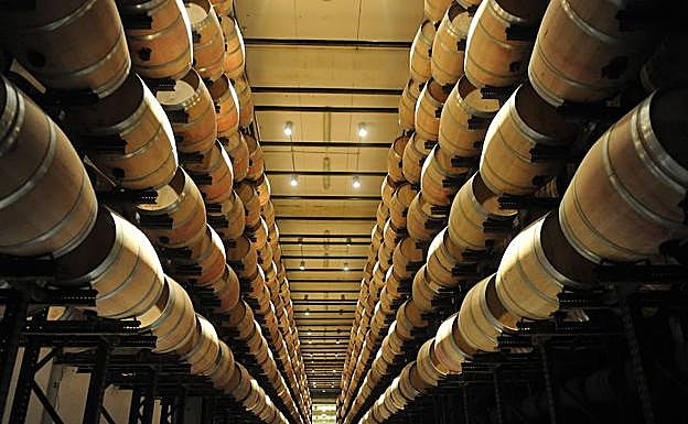 Sala de barricas de la bodega Abadía de Retuerta