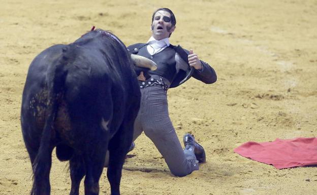 Juan José Padilla, en el festival taurino a beneficio del Banco de Alimentos, la Asociación de Celíacos y la Asociación de Diabéticos en la Plaza de Toros de Arroyo de la Encomienda, Valladolid