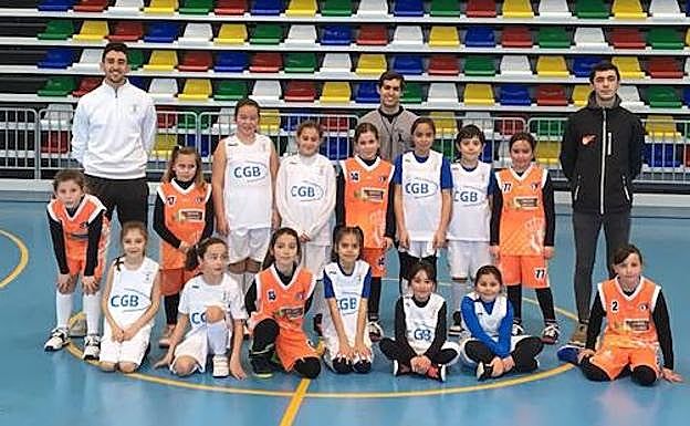 Los equipos benjamines de Aldeatejada y Cabrerizos rinden homenaje a Pepe San Agustín al final de su partido de este sábado. 