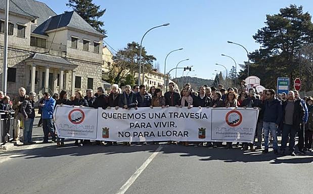 Participantes en la manifestación portan la pancarta. 