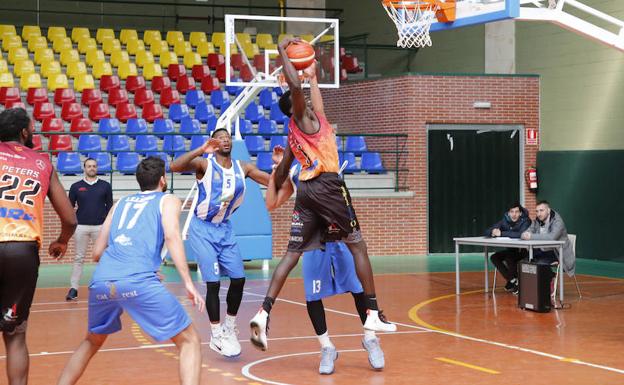 Dieye captura un rebote ante un rival de Ponferrada.