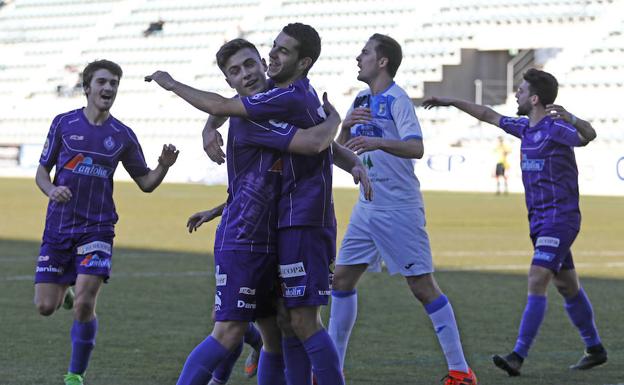 Viti y Adrián se abrazan celebrando el primer gol del Palencia Cristo.