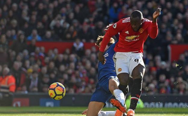 Lukaku, en una acción ante Marcos Alonso.