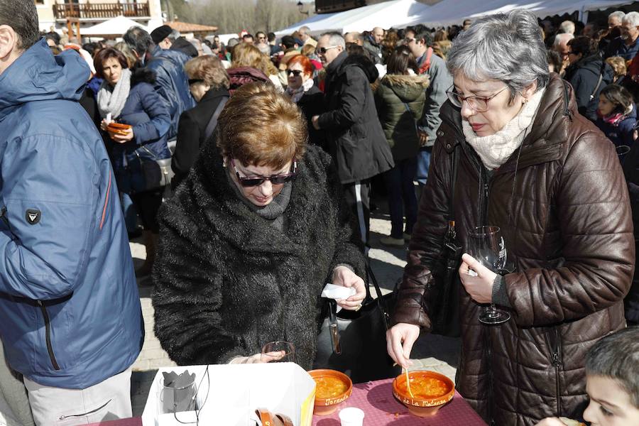 Más de 600 personas se dieron cita el sábado para celebrar la matanza del cerdo, una tradición a la que los habitantes del Valle del Cuco no quieren renunciar.