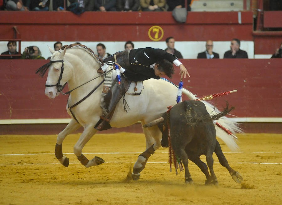 El Festival Taurino de Arroyo se saldó con ocho orejas, dos para Ventura, Padilla, El Fandi y López Simón. No tuvo fortuna Cayetano Rivera y se llevó un buen susto la novillera Rocío Romero, que pese a lo aparatoso del percance solo sufrió un esguince de tobillo. 