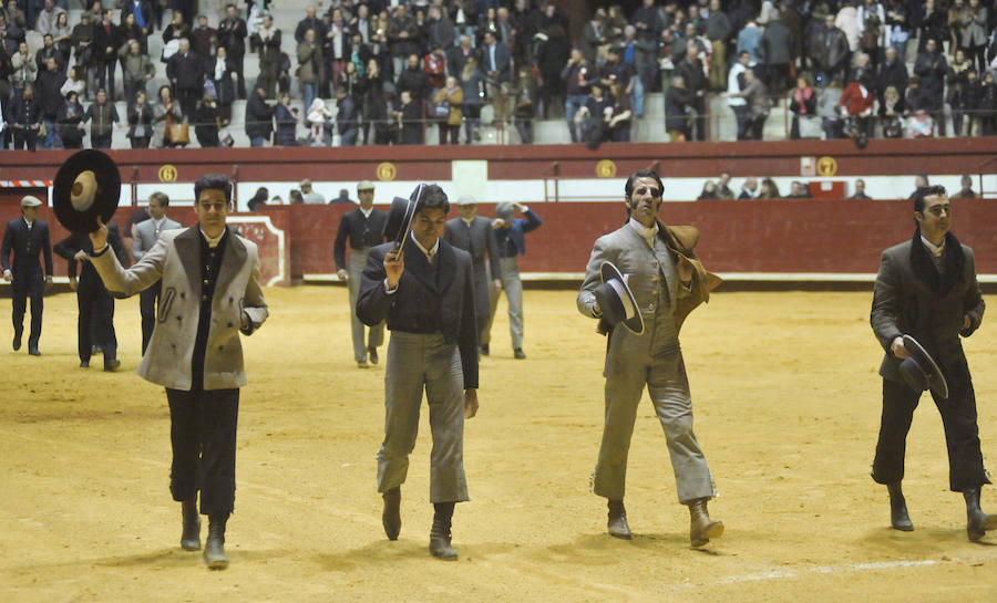 El Festival Taurino de Arroyo se saldó con ocho orejas, dos para Ventura, Padilla, El Fandi y López Simón. No tuvo fortuna Cayetano Rivera y se llevó un buen susto la novillera Rocío Romero, que pese a lo aparatoso del percance solo sufrió un esguince de tobillo. 