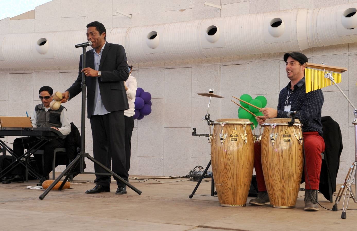 Más de un centenar de bailarines, procedentes de distintas escuelas de la capital, se dieron cita en el escenario de la Cúpula del Milenio