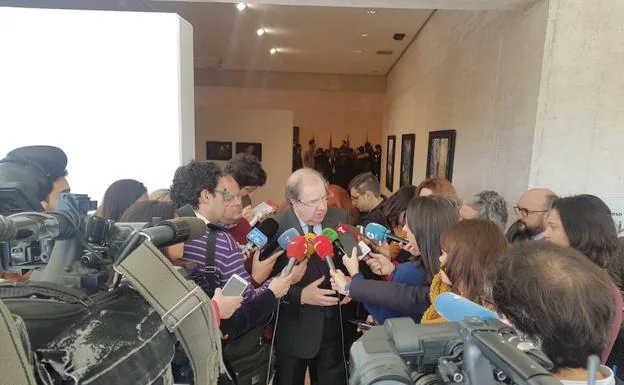 Juan Vicente Herrera atiende a los periodistas.