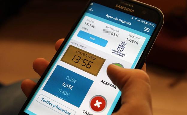Un usuario paga la ORA a través de la aplicación E-Park.