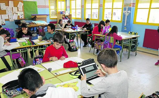 Los alumnos trabajan con las 'tablet' en clase. 