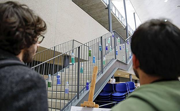 Instalación con botellas de plástico recogidas en el campus de la UVA en Segovia. 
