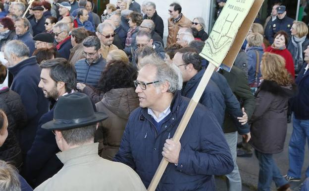 El portavoz del PP, en una manifestación por el soterramiento, pancarta en mano. 