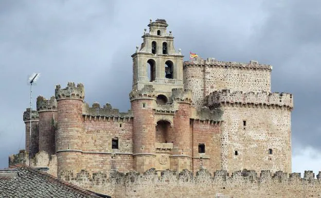 Castillo de Turégano, con la espadaña de la iglesia en el centro.