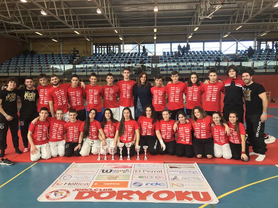 Foto de familia de los representantes del Doryoku de Salamanca junto a la judoka olímpica Esther San Miguel. 