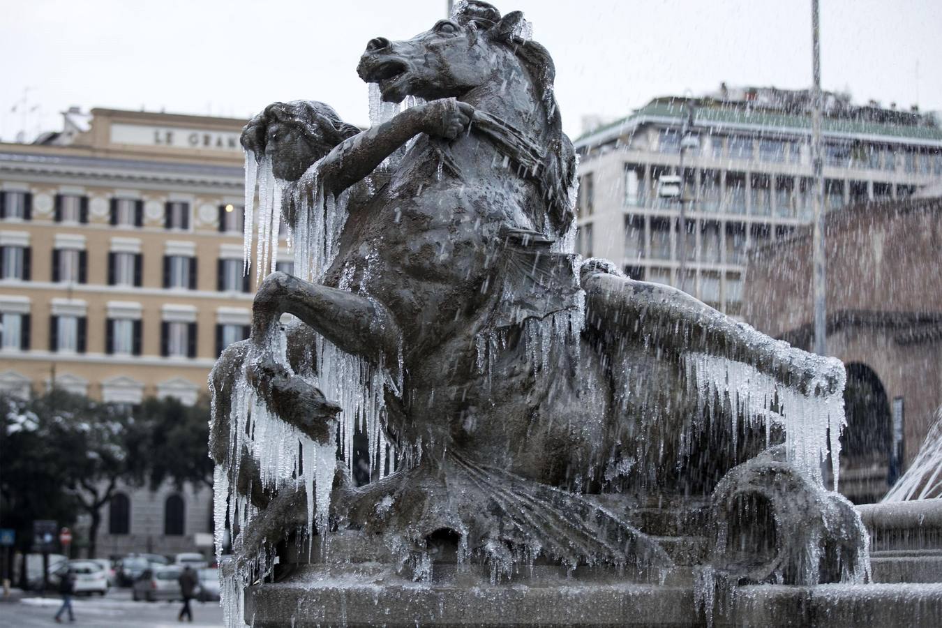 Carámbanos de hielo cuelgan de una de las esculturas de la Fuente de las Náyades en el centro de Roma.