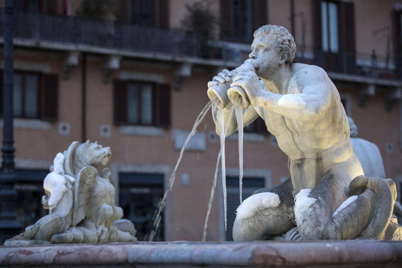 El hielo cuelga de una de las fuentes del centro de Roma.