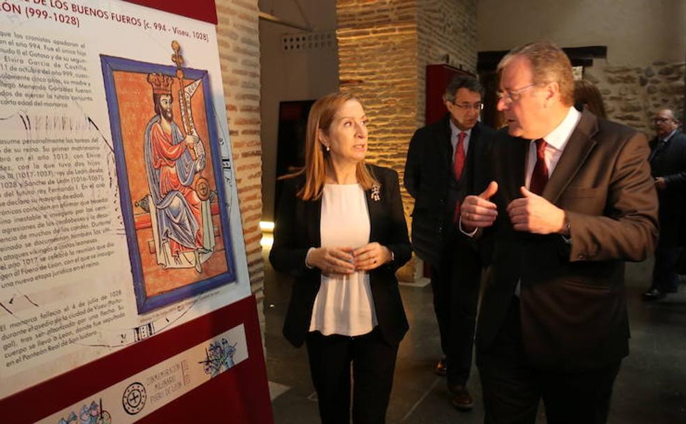 Ana Pastor, durante el recorrido por el Palacio del Conde Luna.
