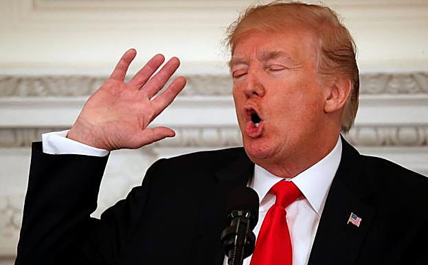 Trump habla con la prensa. 