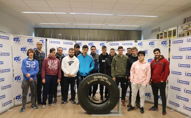 Alumnos del centro San GAbriel de Aranda de Duero, durante la visita a Michelin 